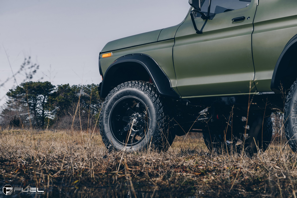 1978 Ford Bronco Front Fenders with Flares and 35 inch tires