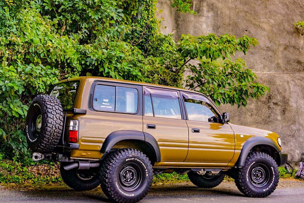 Lifted Toyota Land Cruiser 80 on 35" Tires from Japan
