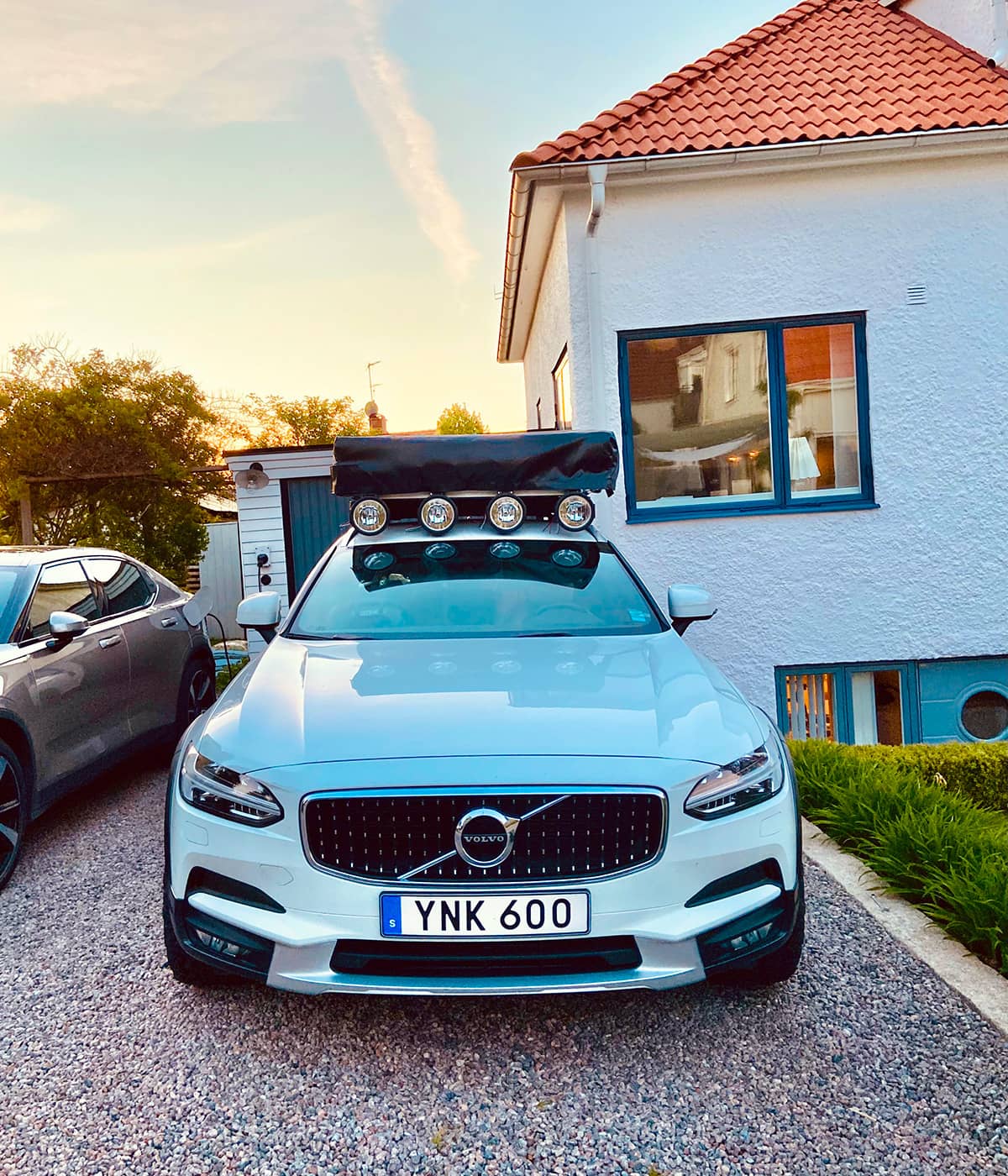 Volvo V90 XC (CC) with round off-road lights and RTT