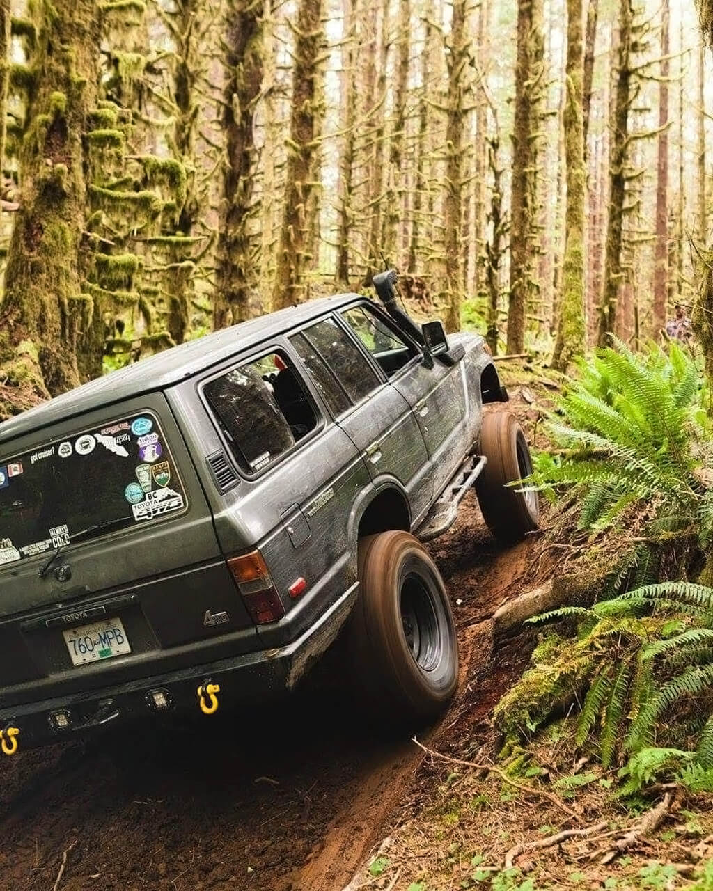 Toyota Land Cruiser FJ60 off-roading