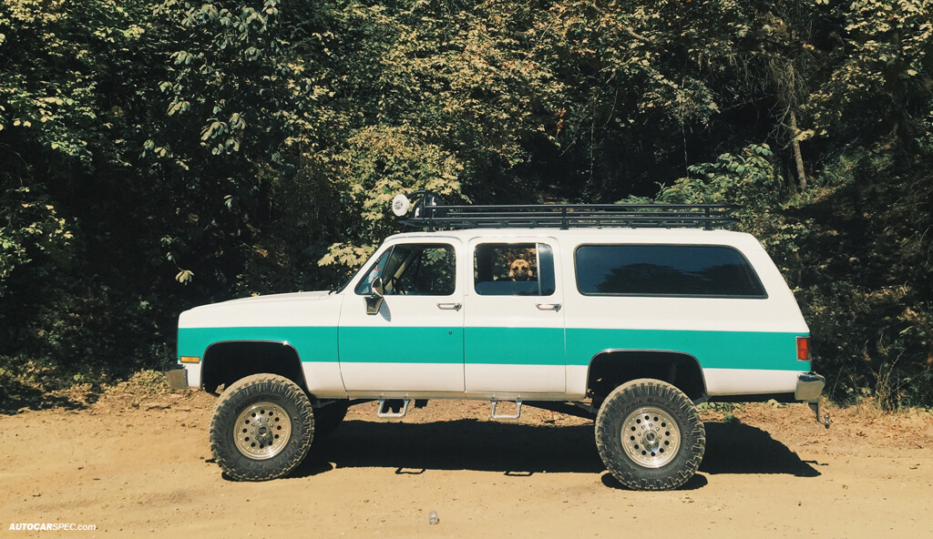 Squarebody Chevy Suburban with a Lift Kit and Offroad tires