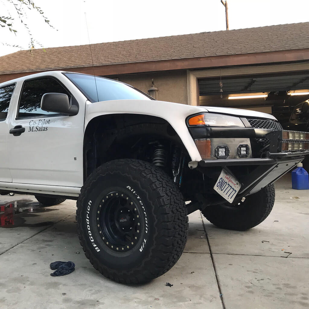 Lowprofile tubular bumper and custom skid plate for improved approach and departure angles. Tap to read the full feature on this Chevy Colorado prerunner.