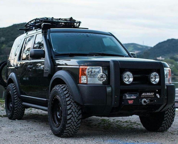 Lifted Land Rover LR3 on 32 inch off road wheels