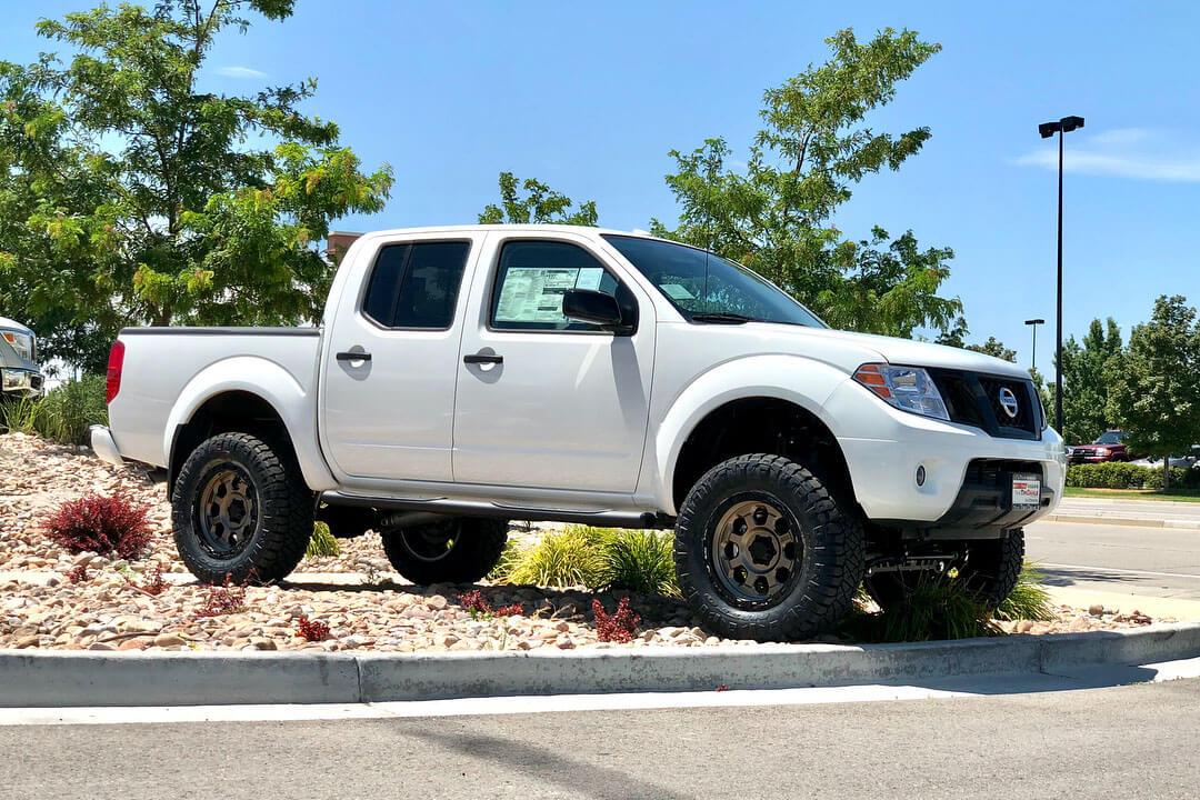 nissan frontier 6 inch lift tire size.