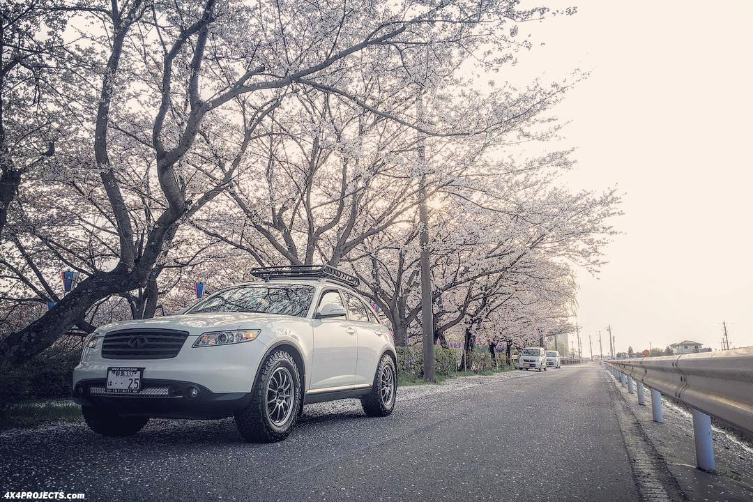 Modified infiniti FX35 with 33 inch tires