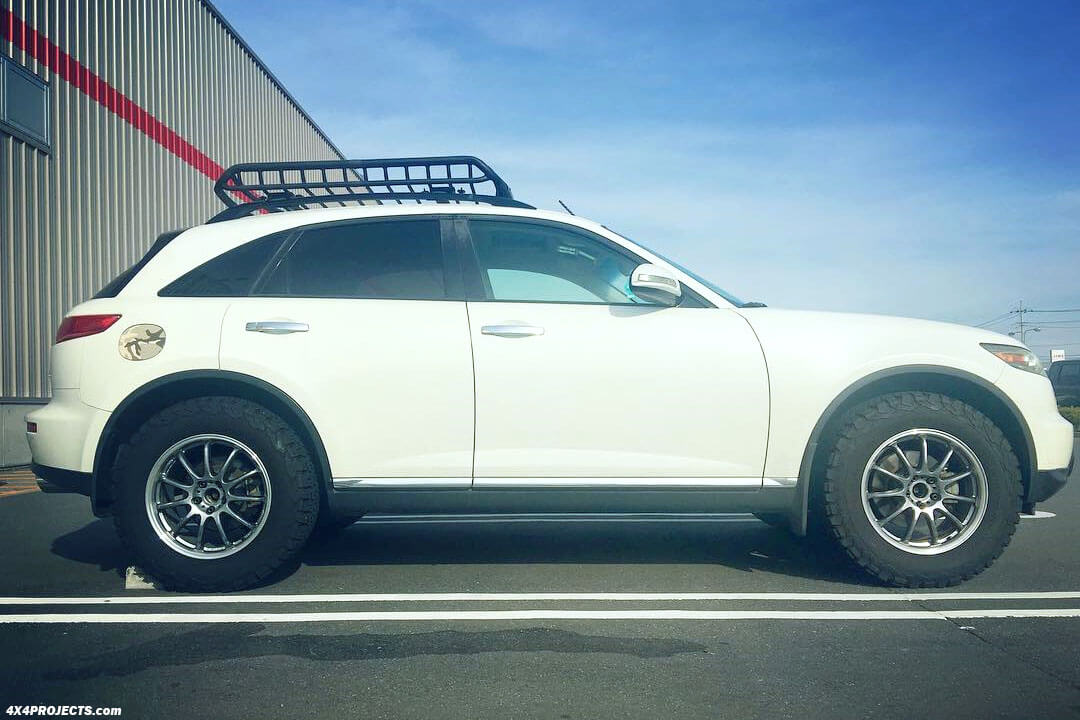 Lifted Infiniti QX70 with off road tires