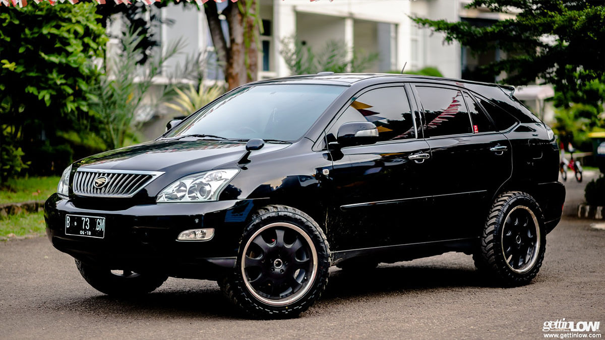 Rally style Lexus RX330 with overland mods