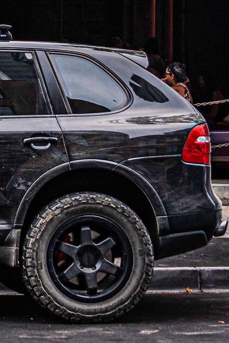 Lifted Porsche Cayenne Turbo S on 33 Inch Offroad tires