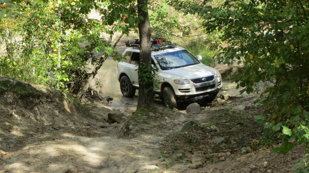 White lifted Volkswagen Touareg with roof rack