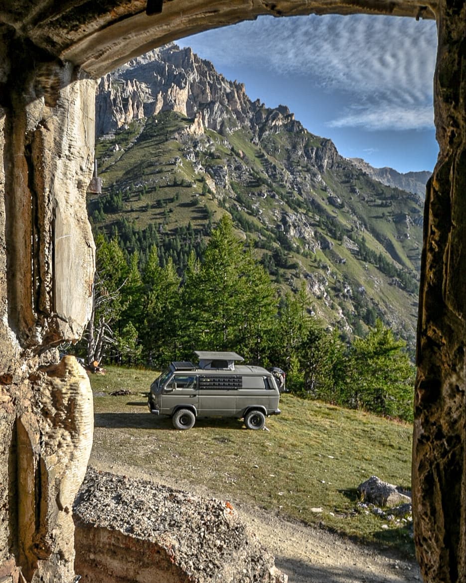 Volkswagen T3 Transporter Syncro with a pop-up roof for overlanding