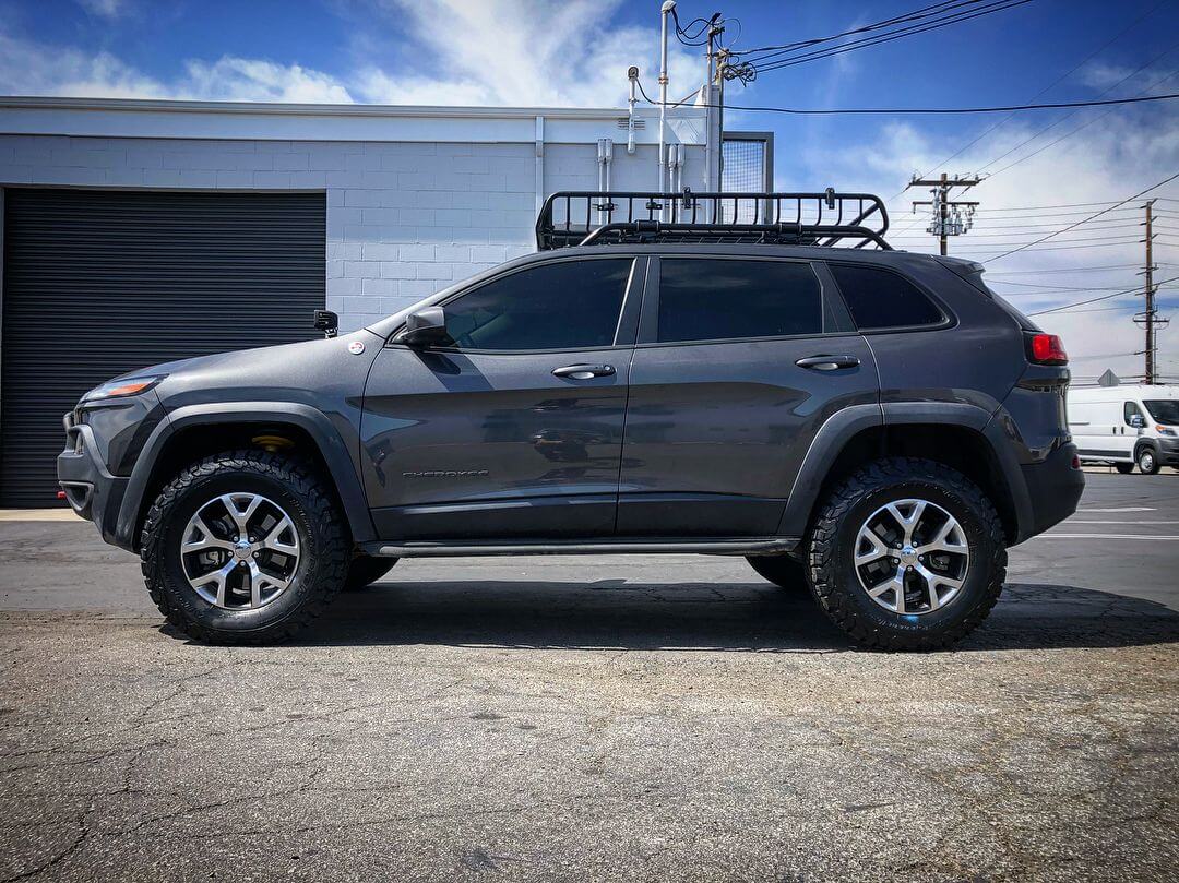 Jeep Cherokee KL - offroad Crossover with a lift