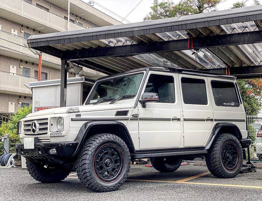 Mercedes G class with off-road mods