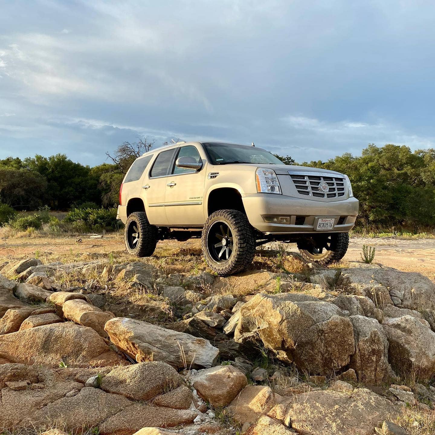 Lifted Cadillac on 35 inch tires 22x10 Hostile H109 Alpha rims and 35x12.50R22 Renegade R/T tires