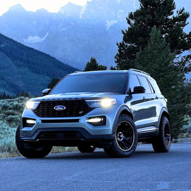 2020 Ford Explorer ST off road build with oversized mud tires