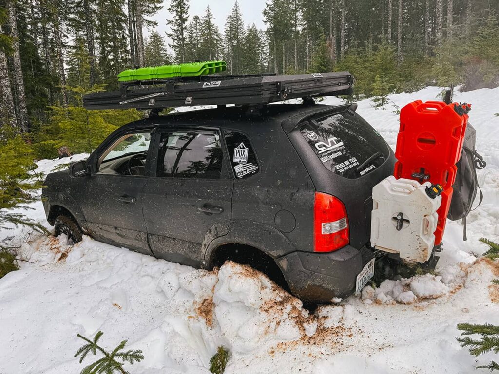 1st Gen Hyundai Tucson off-roading in the snow completely bogged down