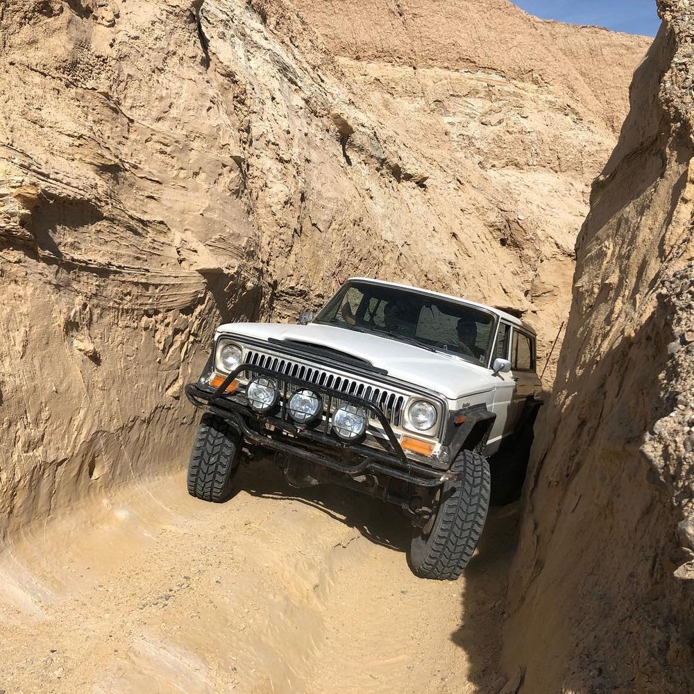 Twin stick Dana 300 transfer case powering a lifted Cherokee SJ through a narrow rock canyon