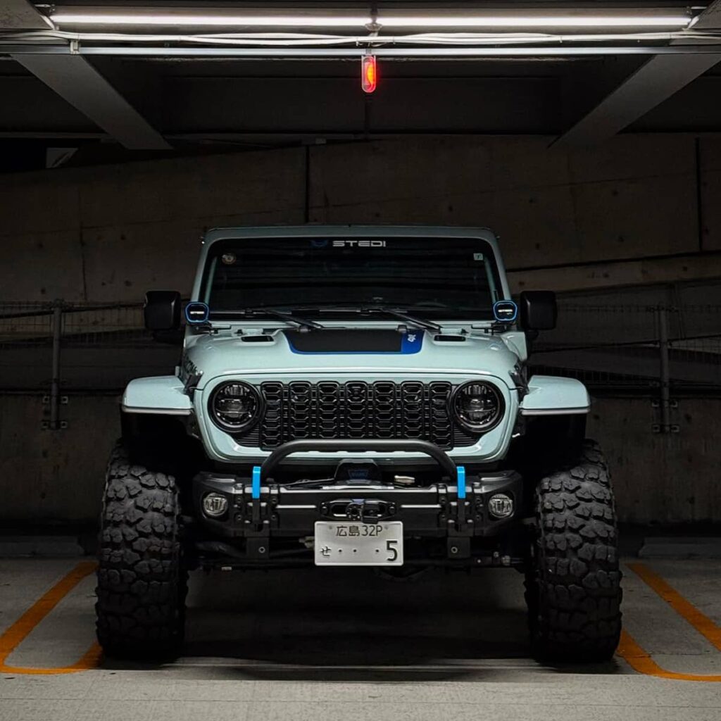 Short off road bumper with warn winch