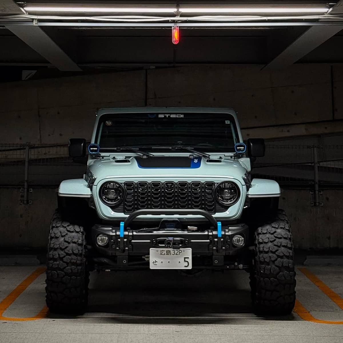Short off road bumper with warn winch