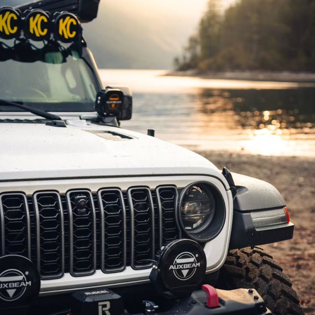 Jeep Wrangler JL rubicon with KC lightbar, AUXBEAM 5 inch spots
and AUXBEAM 7 inch spots