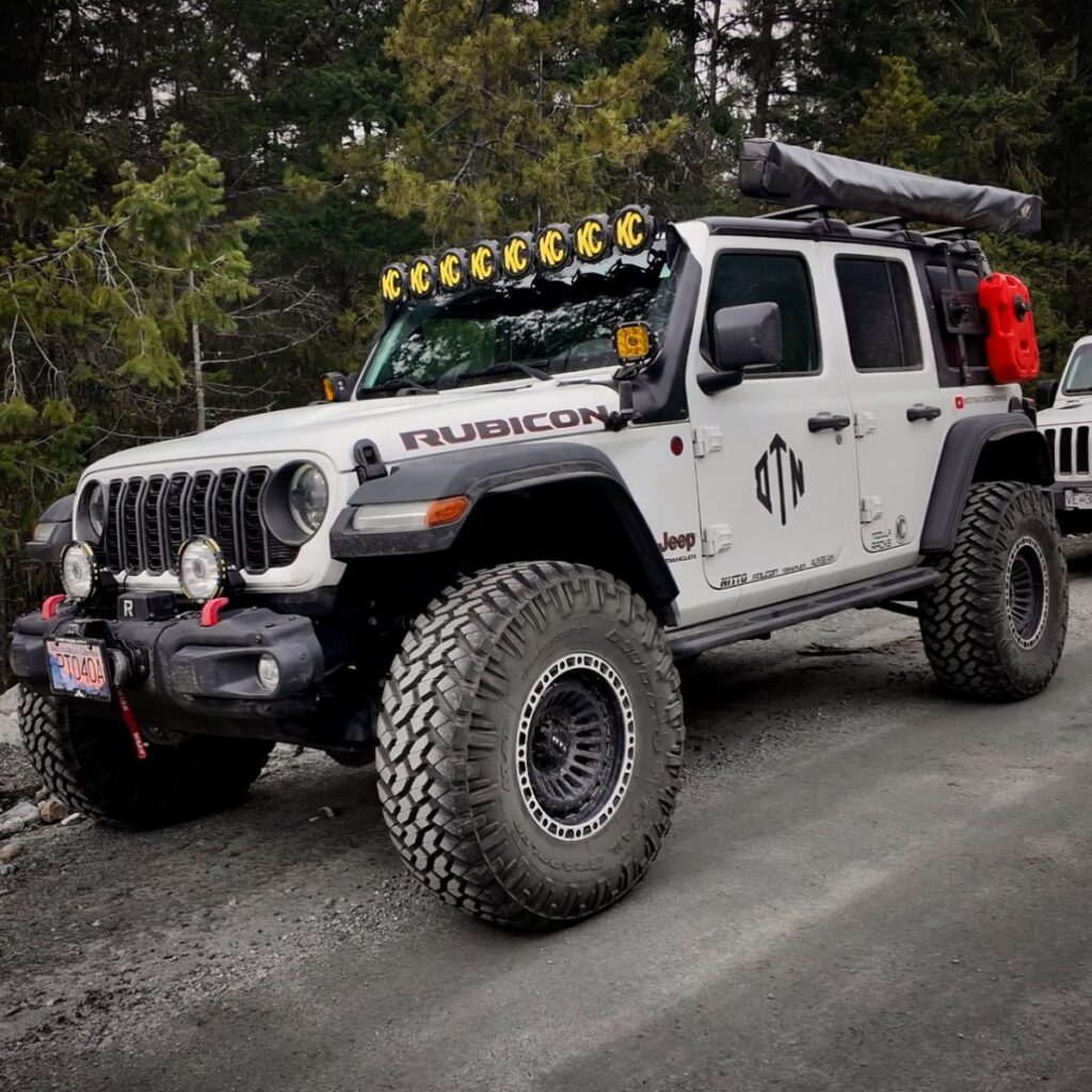 White Jeep Wrangler JL Rubicon Off-road build on 37 inch tires