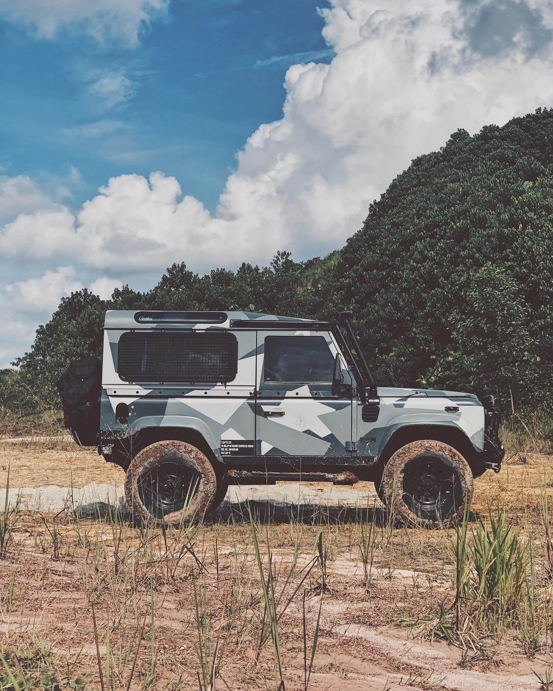 Land Rover Defender 90 side view