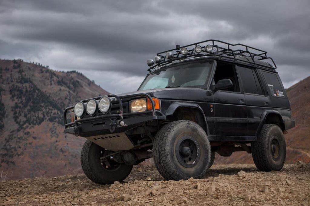 Land Rover Discovery 1 4 door with oversized 35 inch tires, steel bumpers and air lockers