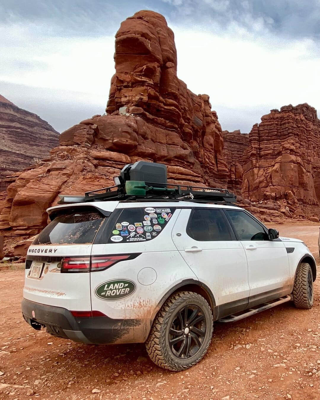 Land rover Discovery 5 with overland style cargo basket roof rack