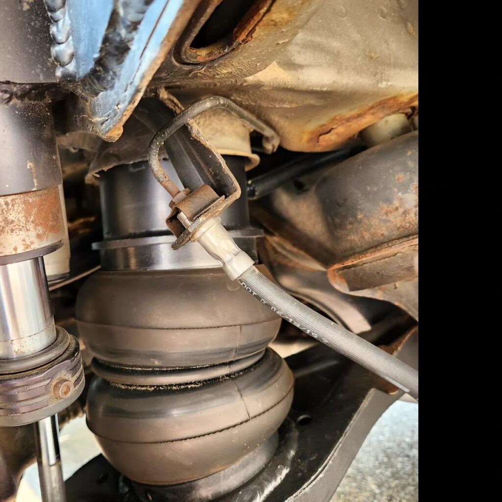 Double air bag suspension bellow installed on the rear axle of a lifted Mercedes W210