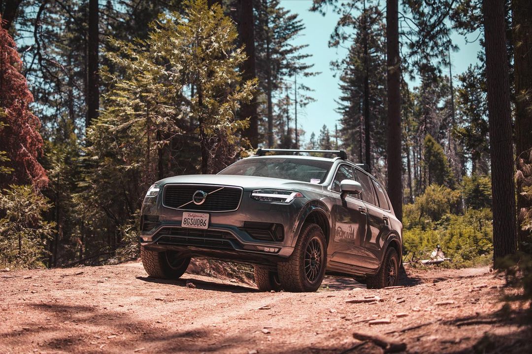 Excploring forest trails in a lifted Volvo XC90 Rdesign