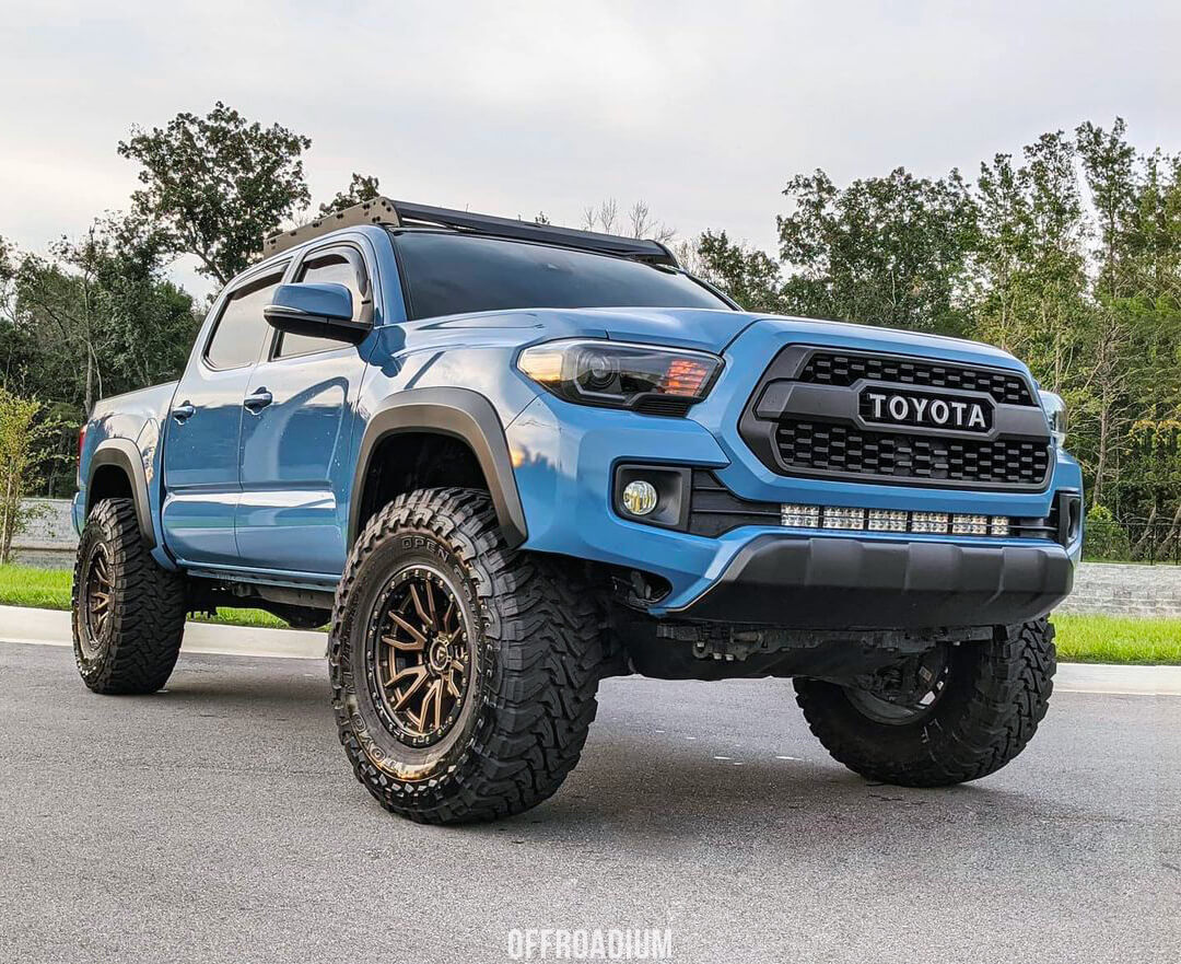 Lifted toyota tacoma on 35s