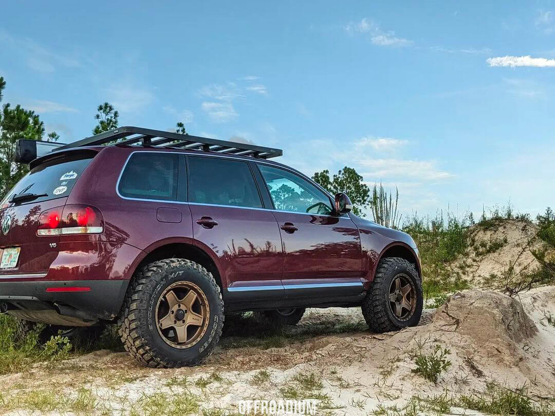 Lifted VW Touareg with a rear locker offroading