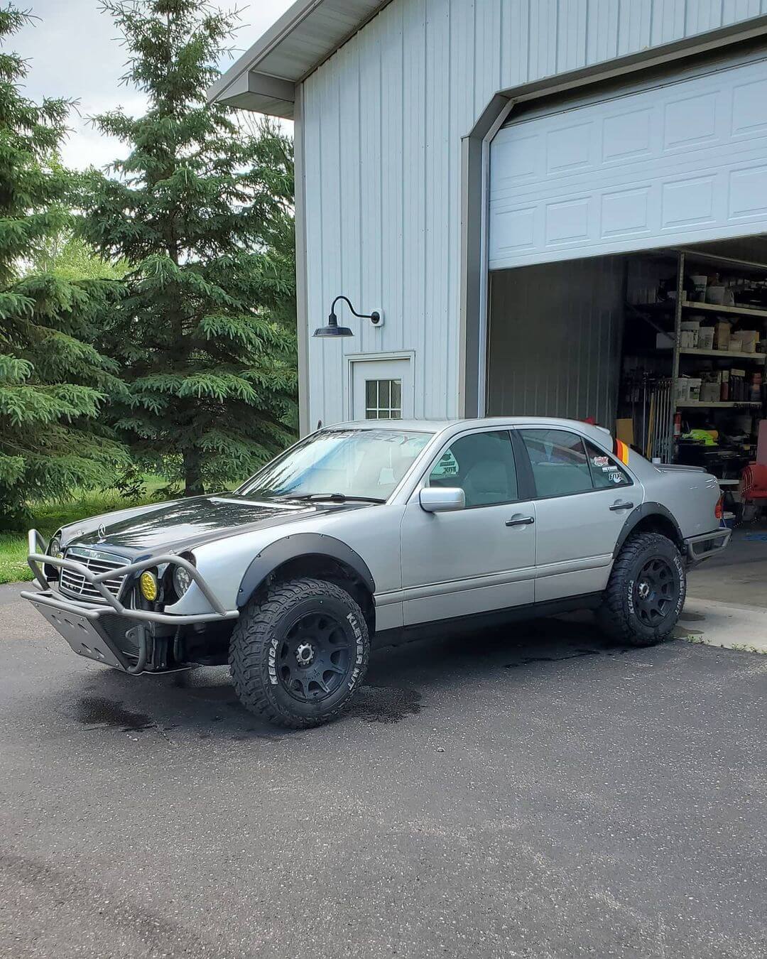 Lifted Mercedes E-Class on 31" tires