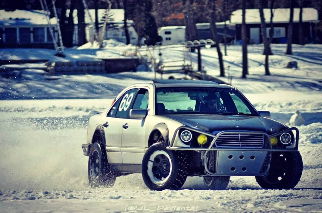 Mercedes E210 Drift in the snow