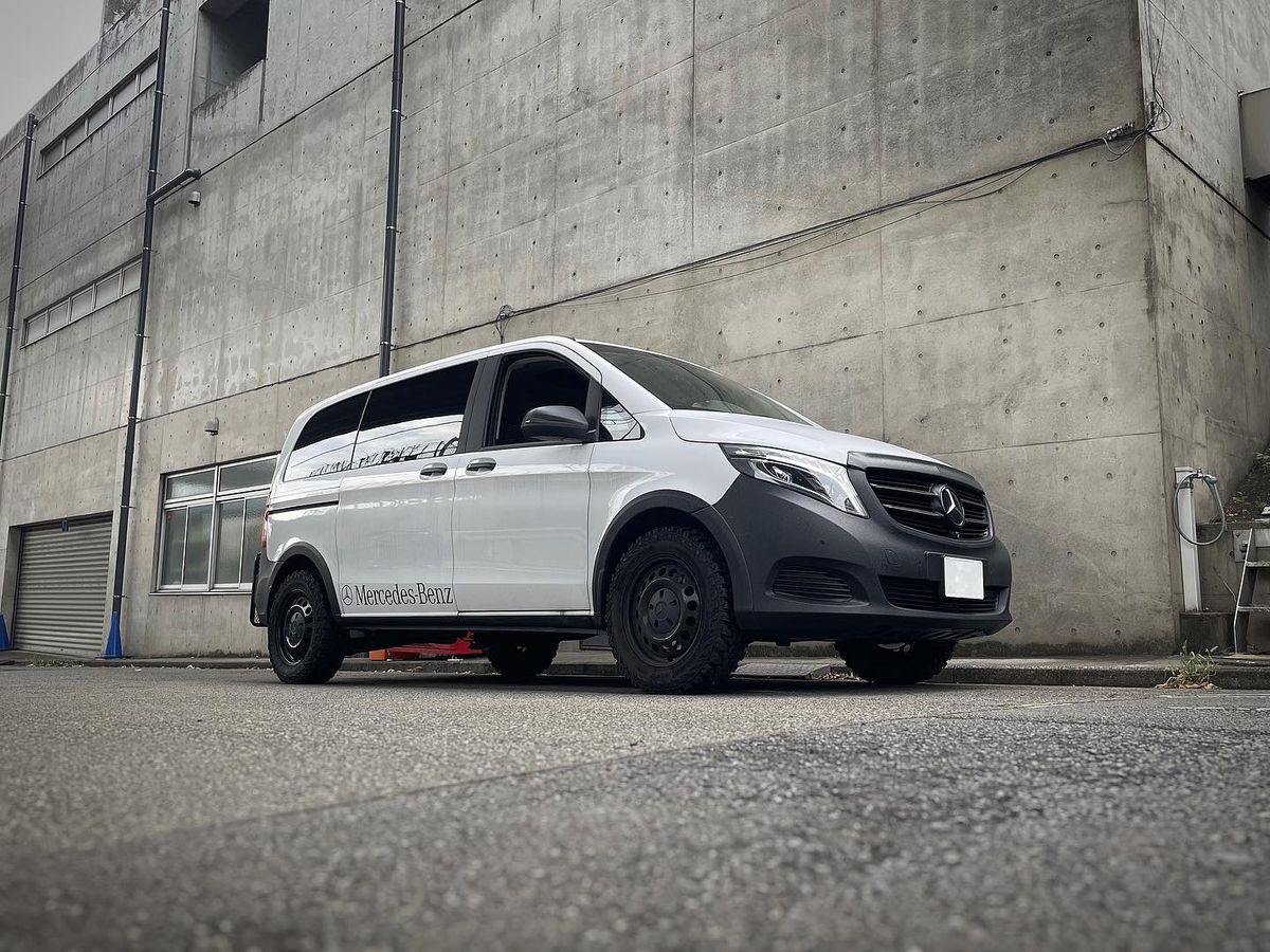 Black steel wheels on a lifted Mercedes-Benz V220d 4MATIC W447 van