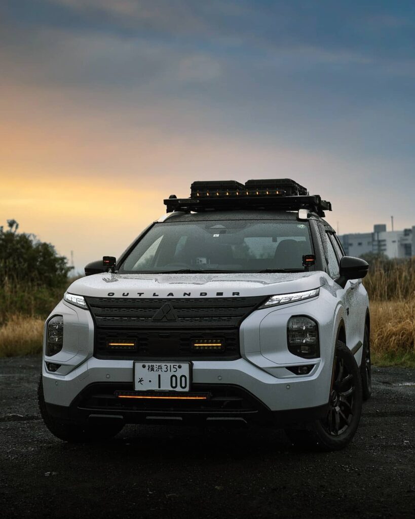 Lifted Mitsubishi Oulander with Strands Siberia DL 8” x2 grille LED lights