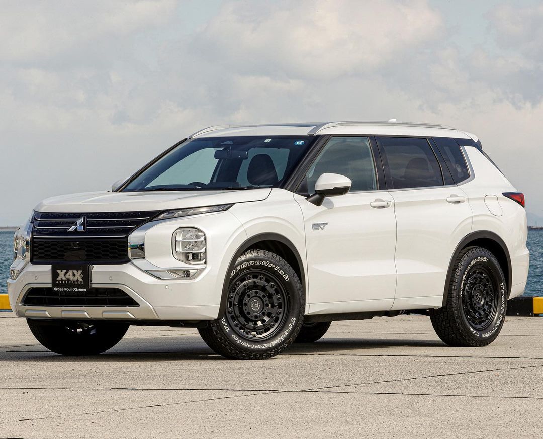 2022 Mitsubishi Outlander 4th Generation equipped with 30" BF Goodrich all terrain tires.