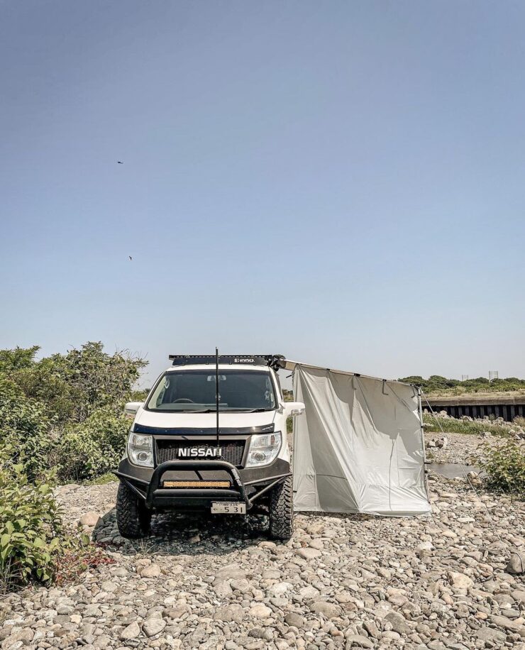 JDM Spec Nissan Elgrand E51 With a Lift Kit and Offroad Mods