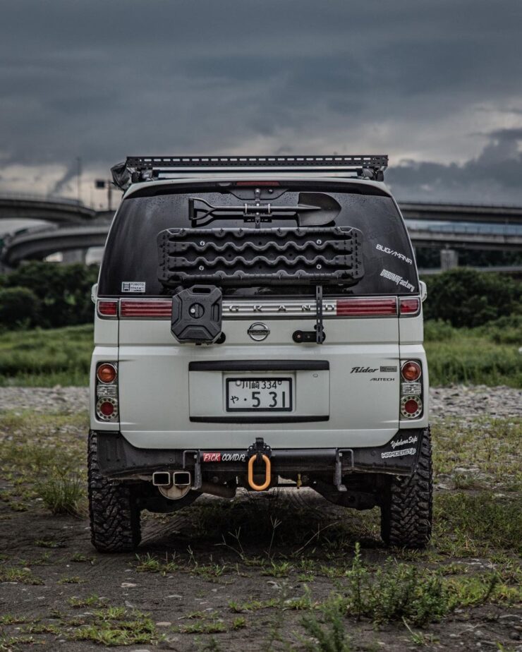JDM Spec Nissan Elgrand E51 With a Lift Kit and Offroad Mods