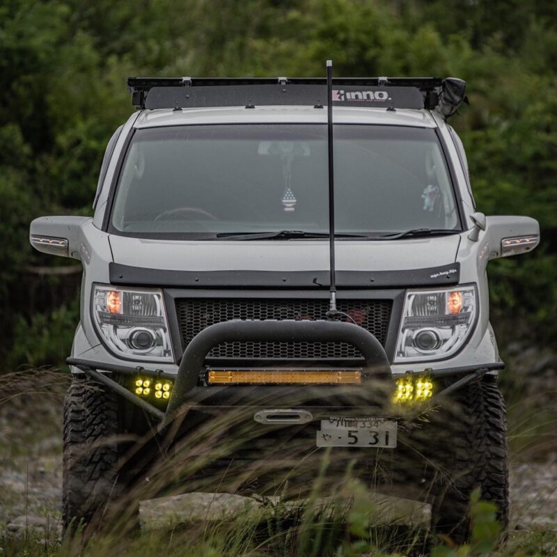 JDM Spec Nissan Elgrand E51 With a Lift Kit and Offroad Mods