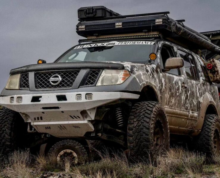 Nissan Pathfinder with titan swapped suspension, 6.5" lift and 35 inch mud tires