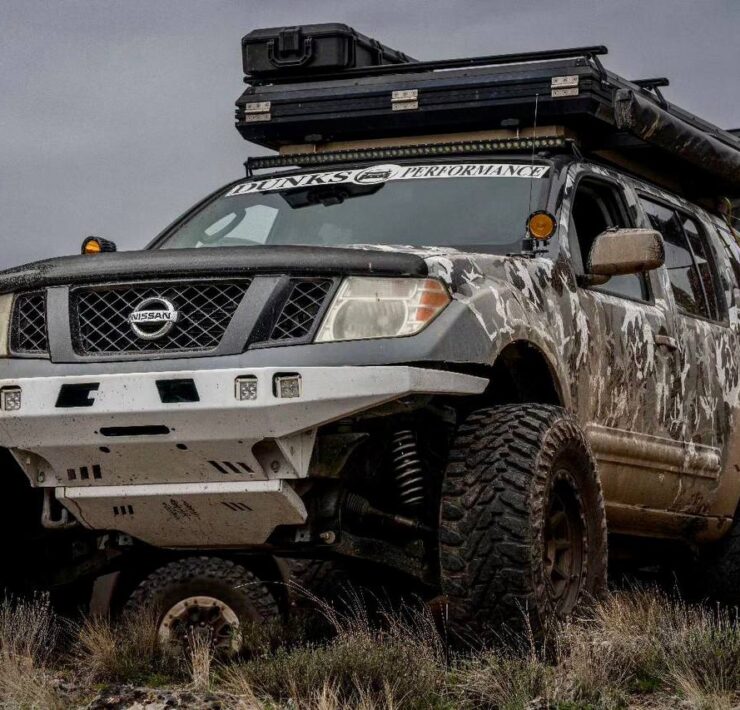 Nissan Pathfinder with titan swapped suspension, 6.5" lift and 35 inch mud tires