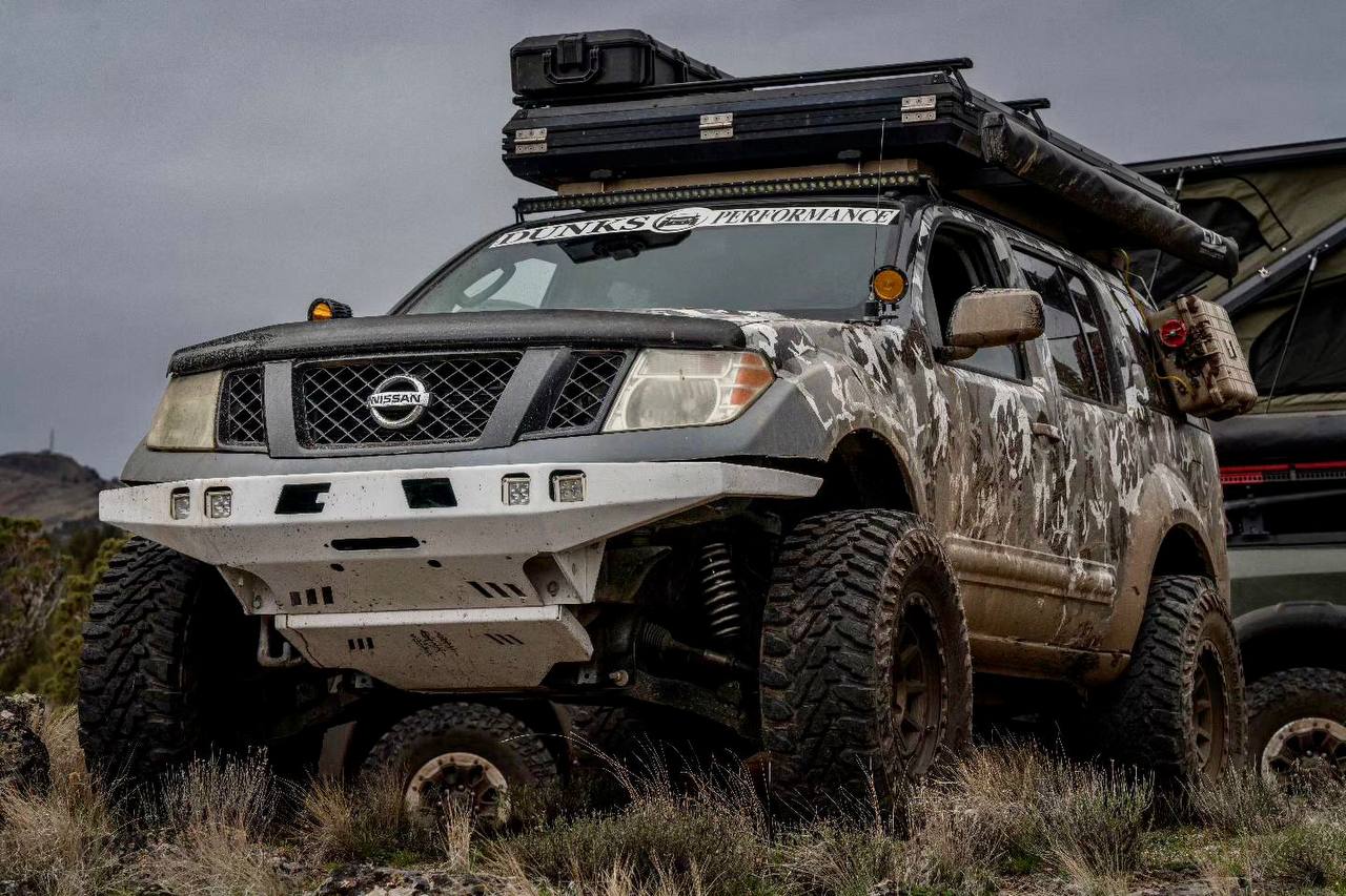 Nissan Pathfinder with titan swapped suspension, 6.5" lift and 35 inch mud tires