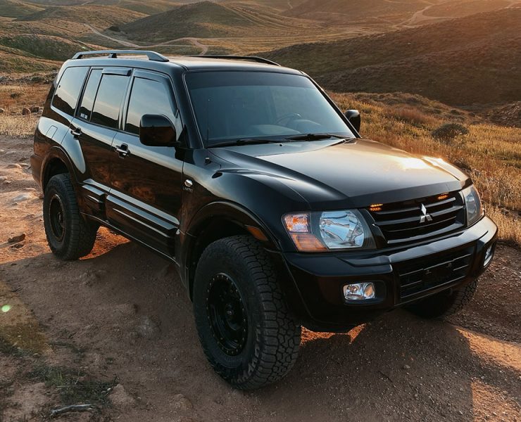 LIFTED MITSUBISHI PAJERO 3RD GENERATION OFF-ROADING IN THE MOUNTAINS