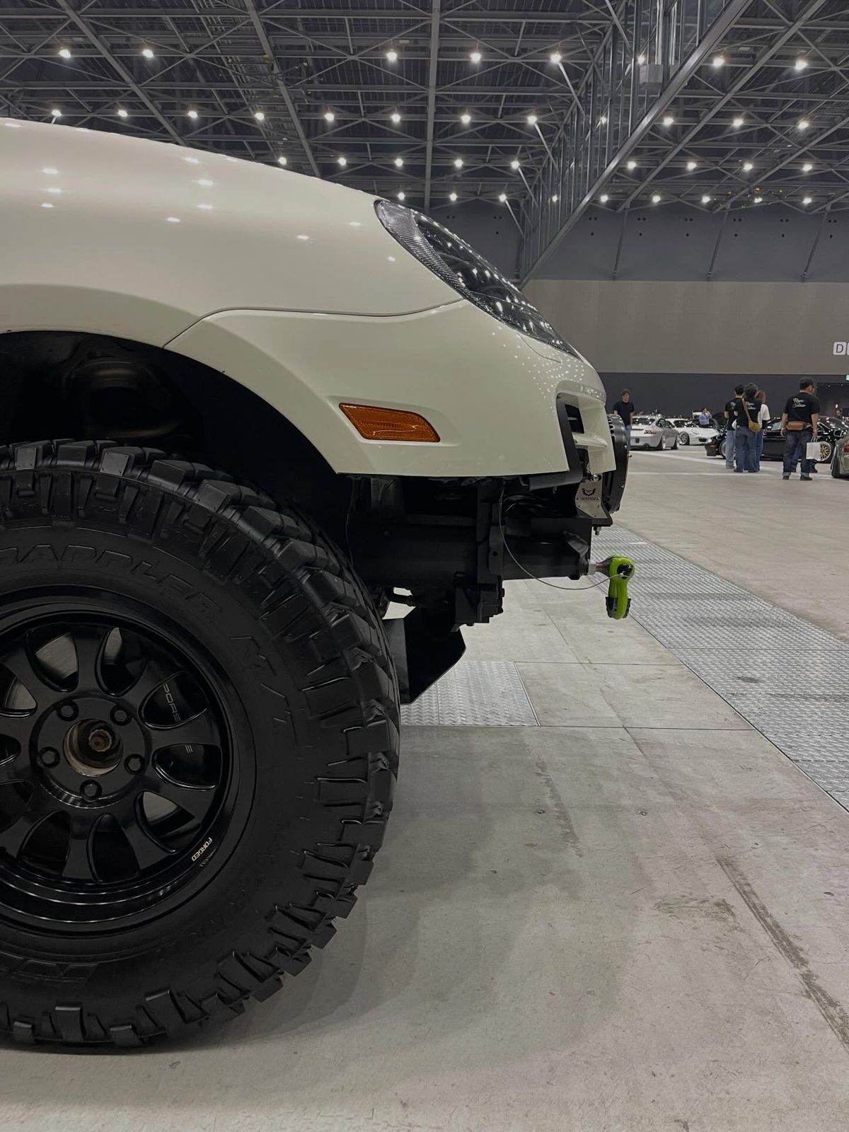 18-inch TITAN7 T-AK1 forged wheel on the lifted white Porsche Cayenne at a car show