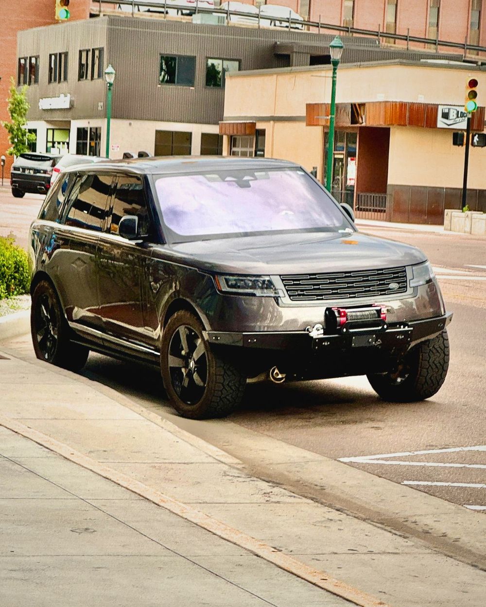 10mm wheel spacers fitted on a Range Rover L460 with aftermarket off-road tires