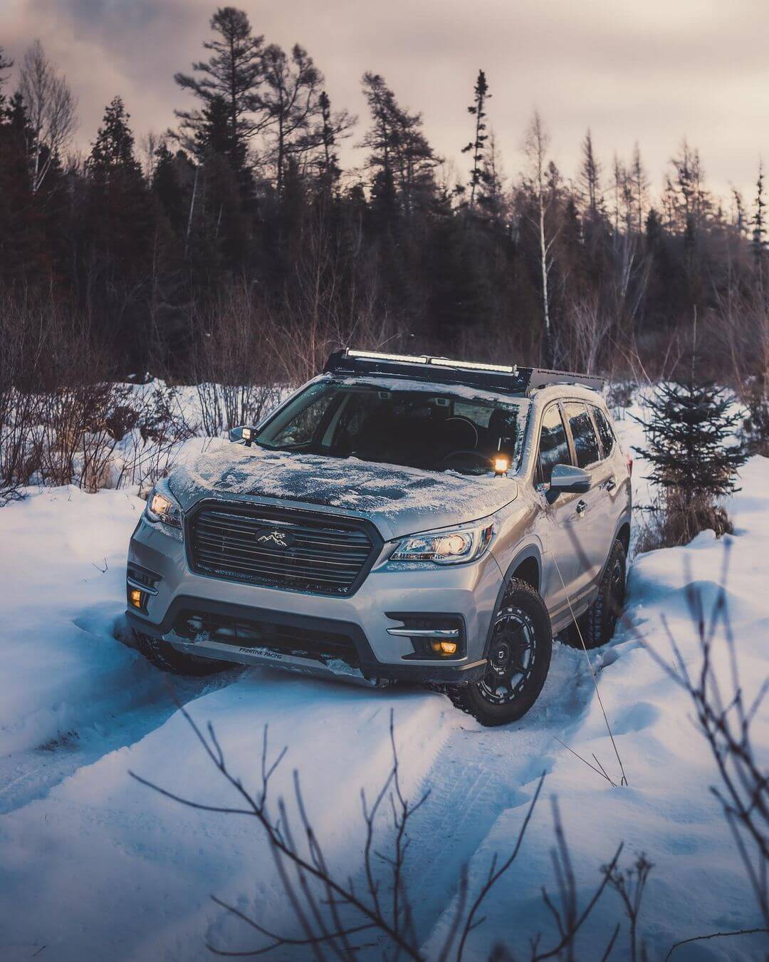 Subaru ascennt in the SNow