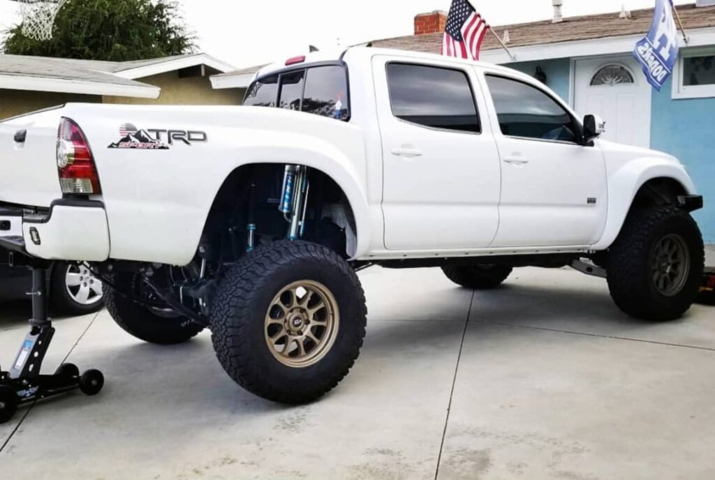  35″ Toyo Open Country tires mounted on Method Race wheels