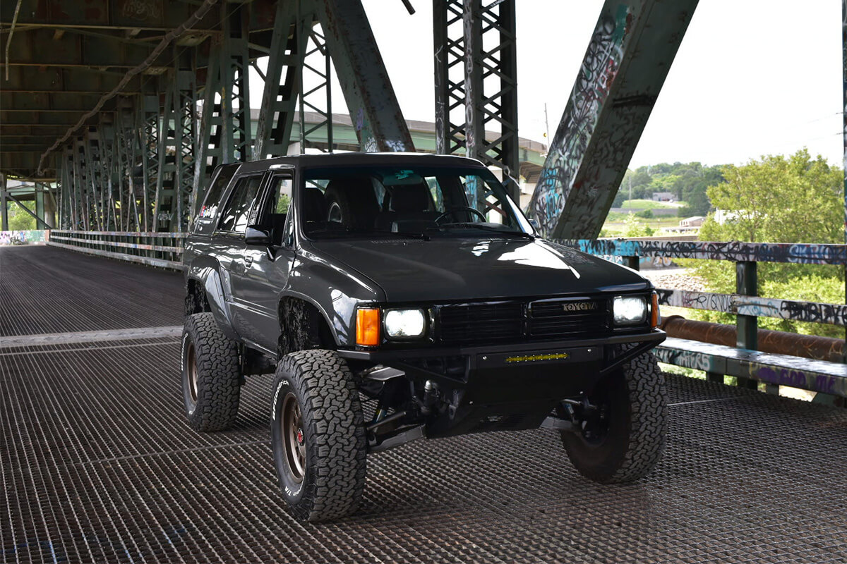 Long travel toyota 4runner desert truck