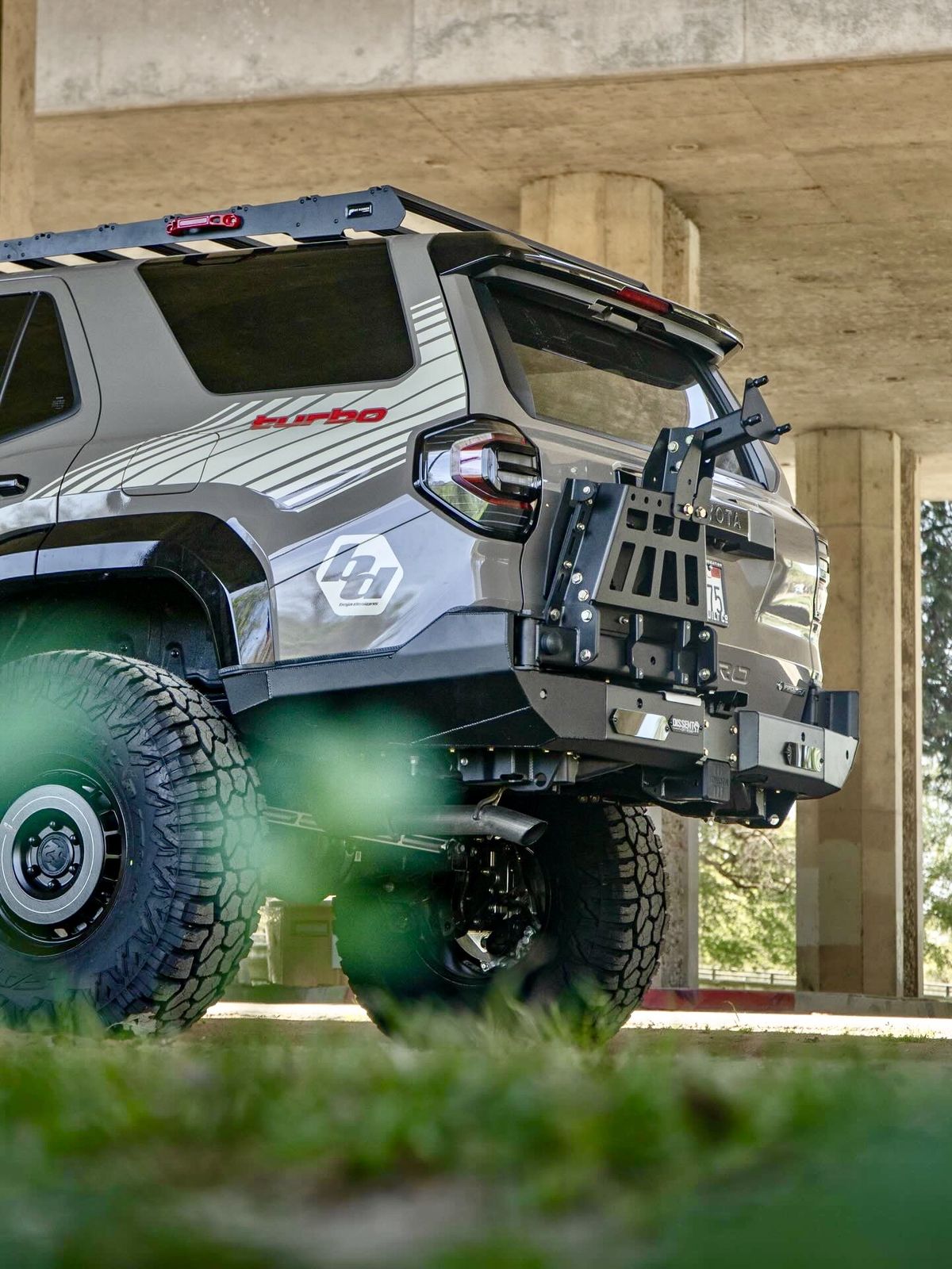 Descent Off-Road rear bumper with swing-out tire carrier