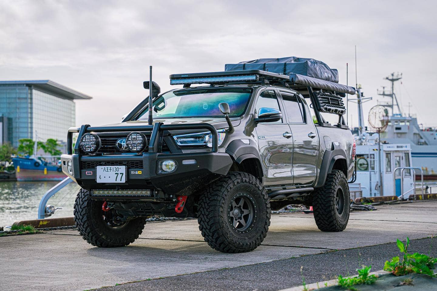 Lifted toyota hilux overlander on 35" tires
